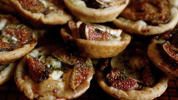 Canapés With Figs, Cheese And Red Onions 